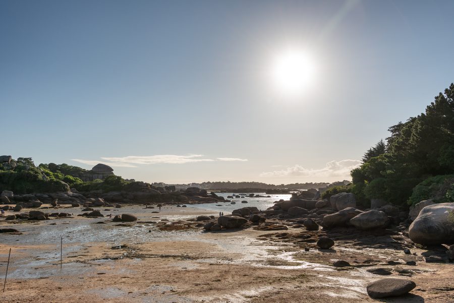 La plage de Saint-Guirec à Ploumanac’h, entre sable, mer et rochers de granit rose.
